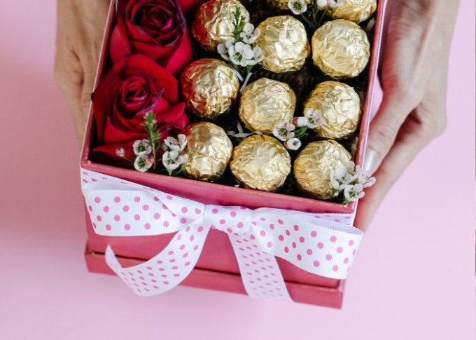 Flower box z czekoladkami i czerwonymi różami
